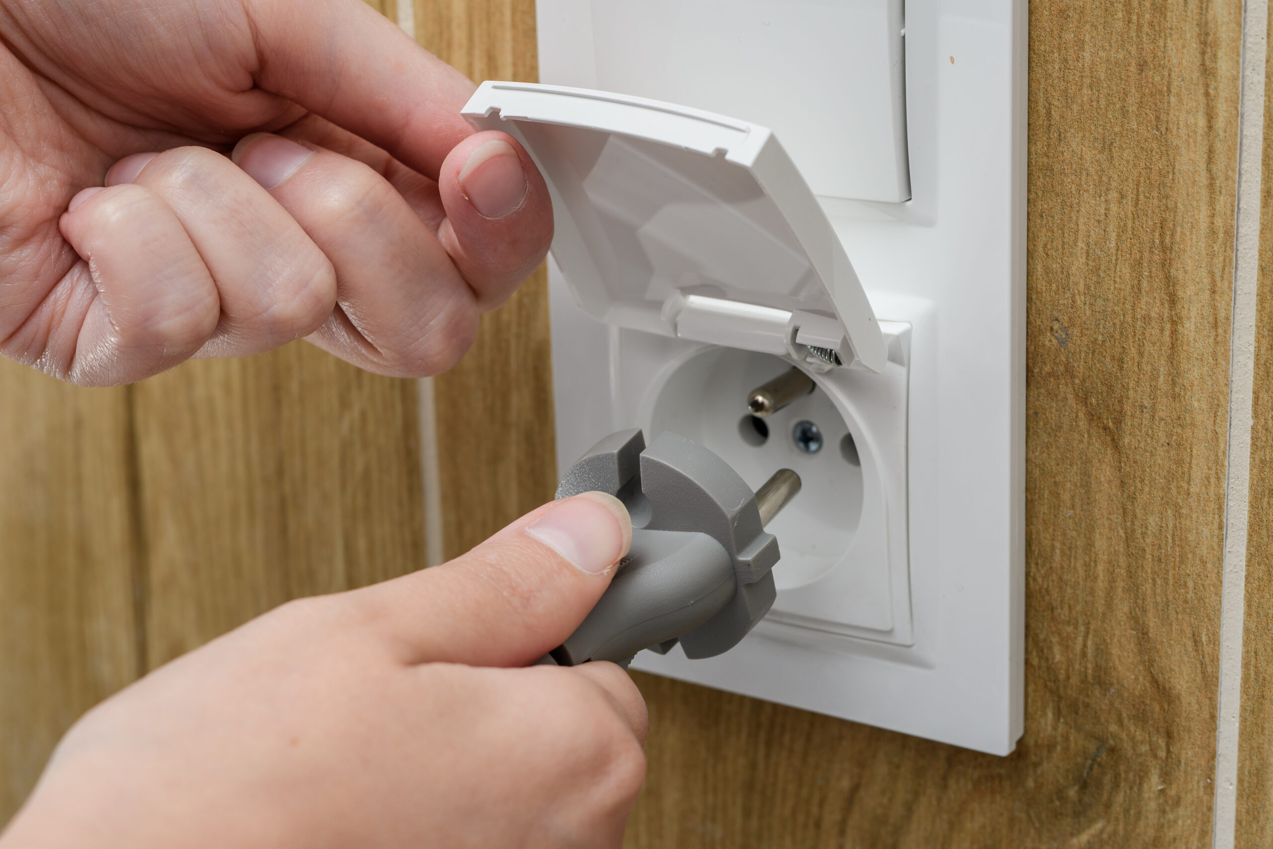 Wkładać wtyczkę do gniazda elektrycznego z klapką https://nowoczesny-makow.pl/wp-content/uploads/2026/08/AdobeStock_665406077-scaled.jpeg